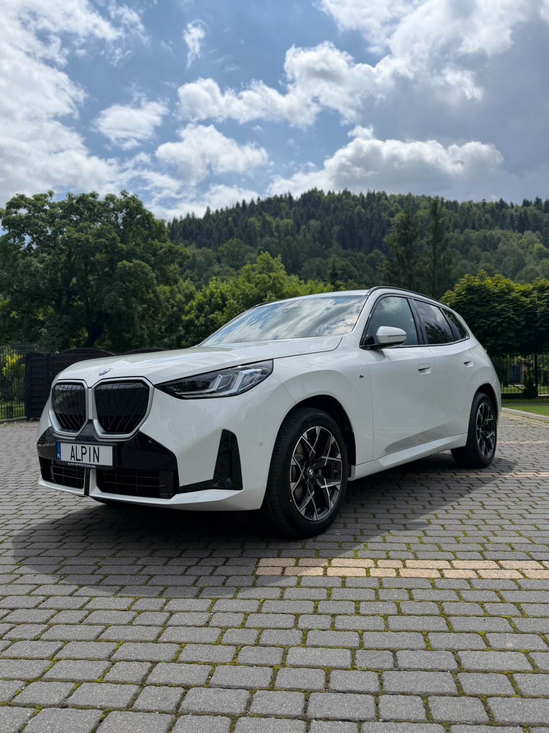 BMW X3 xDrive 2026 2.0 benzyna - przód SUV-a premium do wynajmu w Alpin Wypożyczalnia