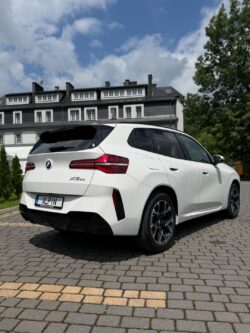 BMW X3 xDrive 2026 - tył i bok samochodu premium dostępnego na wynajem