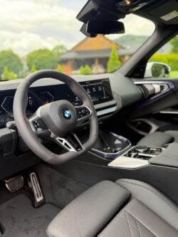 Wnętrze BMW X3 xDrive 2026 - kierownica, kokpit i automatyczna skrzynia biegów